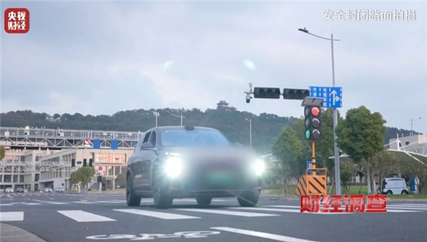 央视实测智驾神器不可靠：闯红灯、撞栅栏、毁气囊(图2)