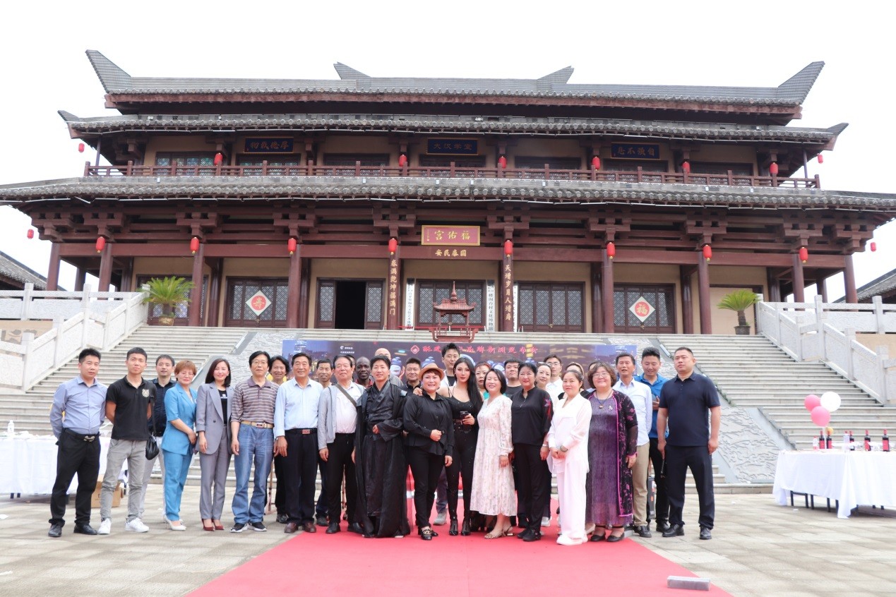 杨子洛《酥进长安》新闻发布会“吐苦水”势定要完两位百岁老人的梦想(图1) 杨子洛《酥进长安》新闻发布会“吐苦水”势定要完两位百岁老人的梦想(图1)